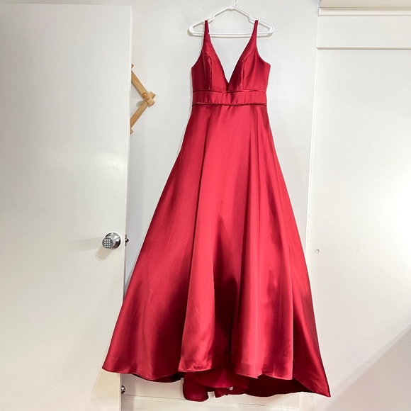 Mac Duggal Ieena 55010 Plunging V-Neck V-Back Gown - Picture 4 of 12